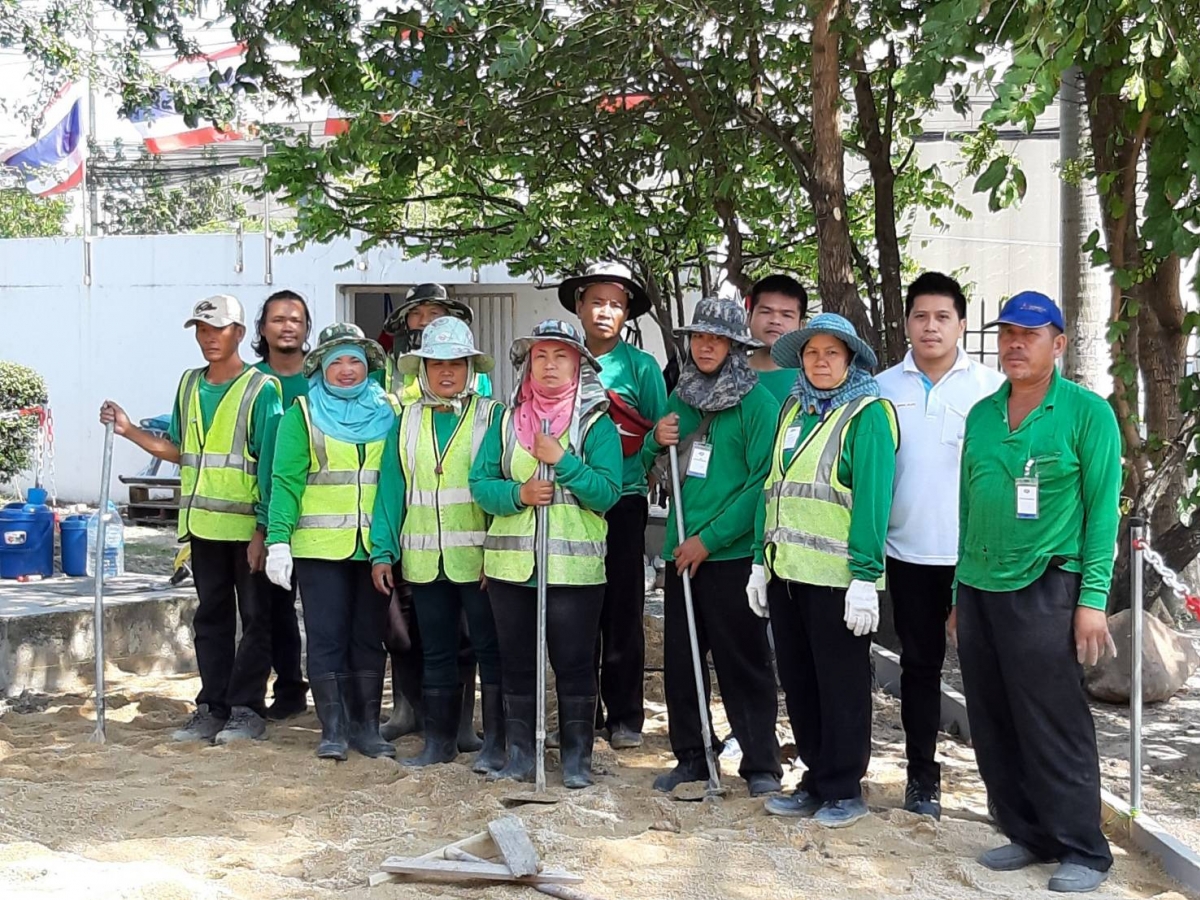 ออกแบบสวน จัดสวนคนสวนประจำ แม่บ้านประจำ รับทำความสะอาดทั้งภายในและภายนอกอาคาร ต่อเติมซ่อมสร้าง เช่น อาคารสำนักงาน โรงจอดรถ, โรงกำจัดขยะ ,เรือนเพาะชำ, ตาข่ายดักนก, ติดตั้งประตู ,หน้าต่าง ฯลฯ